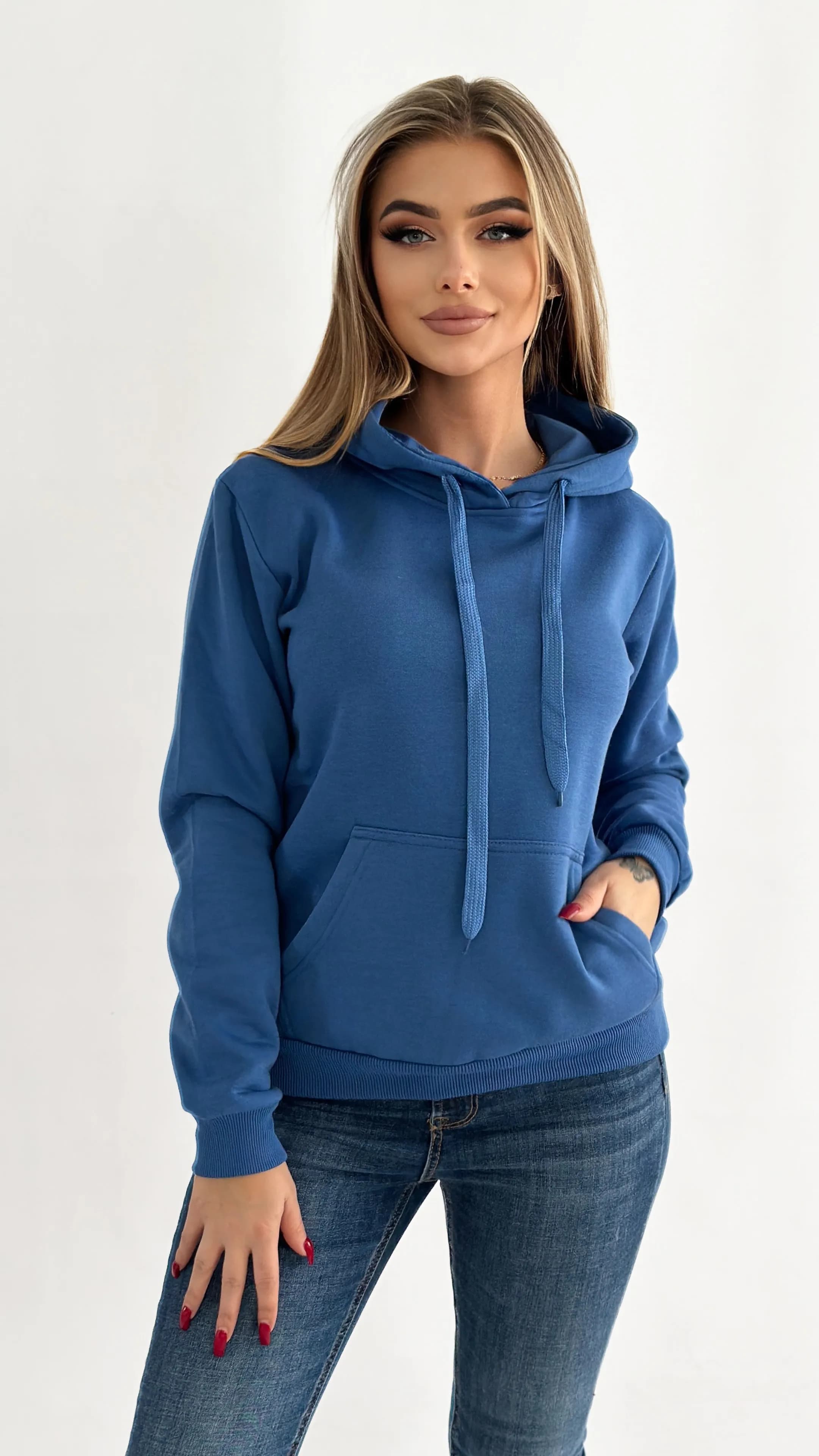 BLUZA DAMSKA BASIC NIEBIESKA Z KAPTUREM - KLASYKA
