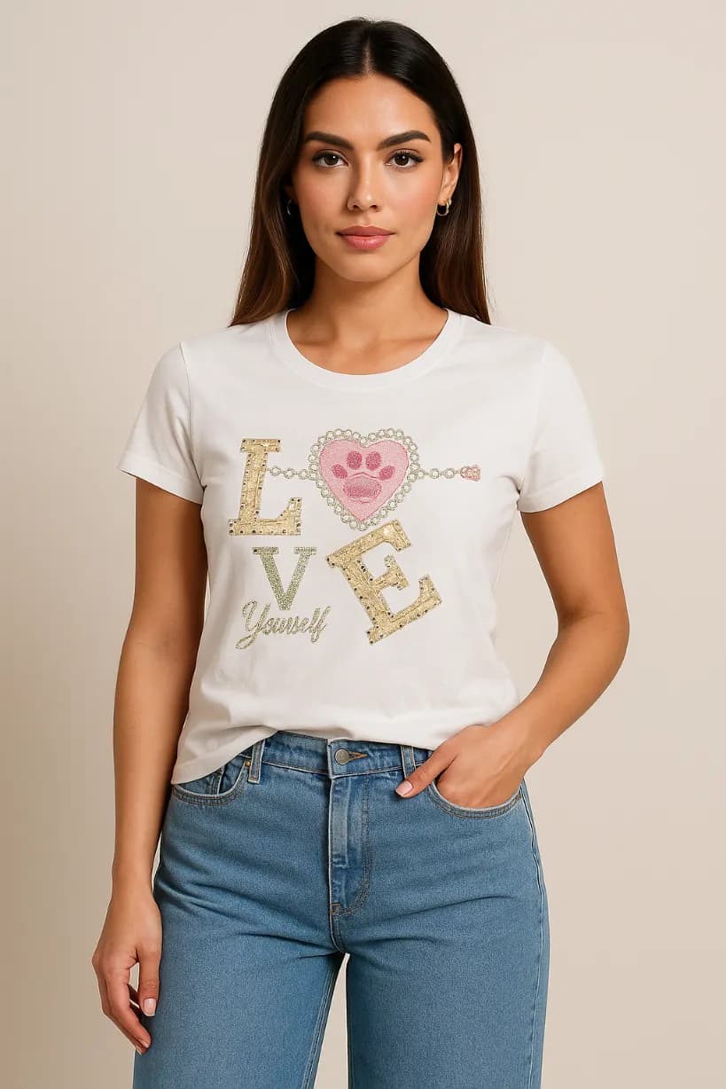 KOSZULKA DAMSKA - T-SHIRT BIAŁY Z NAPISEM LOVE - CYRKONIE I CEKINY